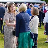 Prinzessin Beatrice läutet die Feierlichkeiten zum Thronjubiläum der Queen mit einem frischen Mustermix ein! Die Enkelin von Queen Elizabeth nimmt an der Royal Garden Party im Buckingham Palace teil und begrüßt die Gäste in einem karierten Maxikleid mit Puffärmeln. Dazu kombiniert die 33-Jährige einen breiten Haarreif mit geometrischen Muster. Ein schmaler weißer Gürtel und schwarze Pumps runden ihren eleganten Repräsentantinnen-Look ab.