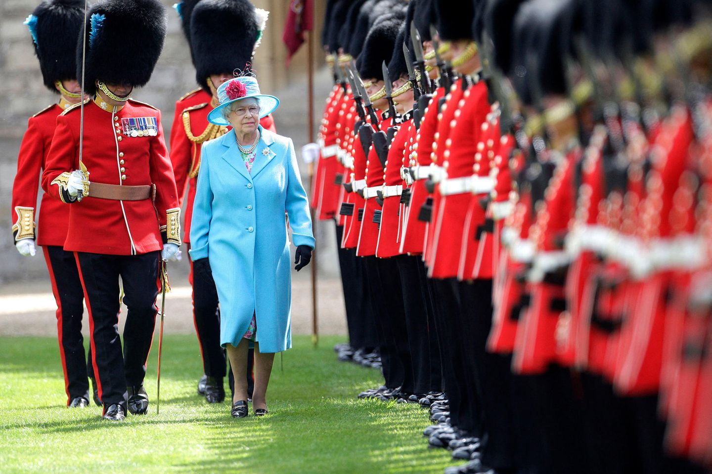 Queen Elizabeth und Irish Guards