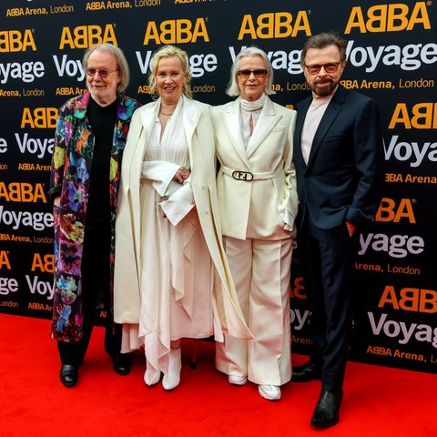 "ABBA Voyage" feiert Premiere in London. Wer dabei natürlich nicht fehlen darf, sind die vier Bandmitglieder Benny, Agnetha, Anni-Frid und Björn. Doch die Freude über den gemeinsamen Auftritt hält nur für kurze Zeit: Nach der Veranstaltung postet die Band ein Foto mit der Zeile "der letzte Vorhang ist gefallen" und lässt somit vermuten, dass dies wirklich der letzte gemeinsame Auftritt der schwedischen Kultband ist.