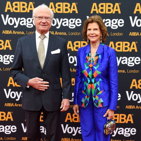 König Carl Gustaf und Königin Silvia lächeln stolz für die Fotografen bei der Premiere von ABBA Voyage. 