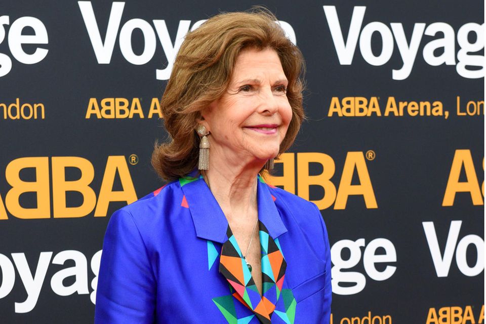 Königin Silvia strahlt beim Auftakt der "ABBA Voyage Tour" in London. 
