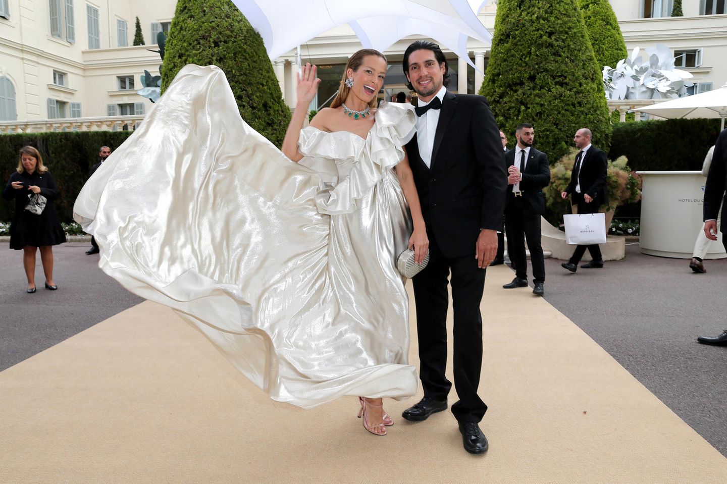 Schön wie ein Perle glänzt Petra Nemvova in ihrem fließenden Volant-Look von Celia Kritharioti.