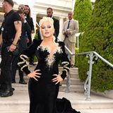 Diva in schwarzem Samt: Christina Aguilera trägt einen Glamour-Look mit glitzernden Schlangen-Details.