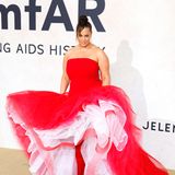Sie ist wieder da! Ashley Graham bezaubert nach ihrer Zwillingsgeburt im Januar endlich wieder auf einem Red Carpet, und die glamouröse amfAR Gala während der Filmfestspiele in Cannes ist dafür wirklich der perfekte Rahmen. Auch das Outfit passt perfekt, im knallig roten Tülltraum von Christian Siriano ist das Topmodel nicht zu übersehen.