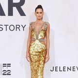 Im gold-glitzernden Pailletten-Look von Roberto Cavalli hat Topmodel Izabel Goulart einen besonders glamourösen Auftritt auf dem Teppich der amfAR Gala.