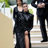 Auf der legendären Gala ist auch jede Menge Spaß angesagt. Sara Sampaio, hier im hochgeschlossenen Pailletten-Look in Schwarz, feixt nur zu gerne mit dem Fotografen