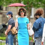 Na, wer erkennt sie auf den ersten Blick? Am Filmset von "Mother's Instinct" zeigt sich Anne Hathaway in einem türkis-blauen Zweiteiler aus Shirt und Midi-Rock, und auch ihre Accessoires erinnern an einen 60er-Jahre-Look: cremefarbene Leder-Handschuhe mit der passenden Korbtasche, eine Cat-Eye-Brille und ein kleiner roter Schirm. Die voluminöse Föhn-Frisur und rote Lippen machen ihren Look komplett.