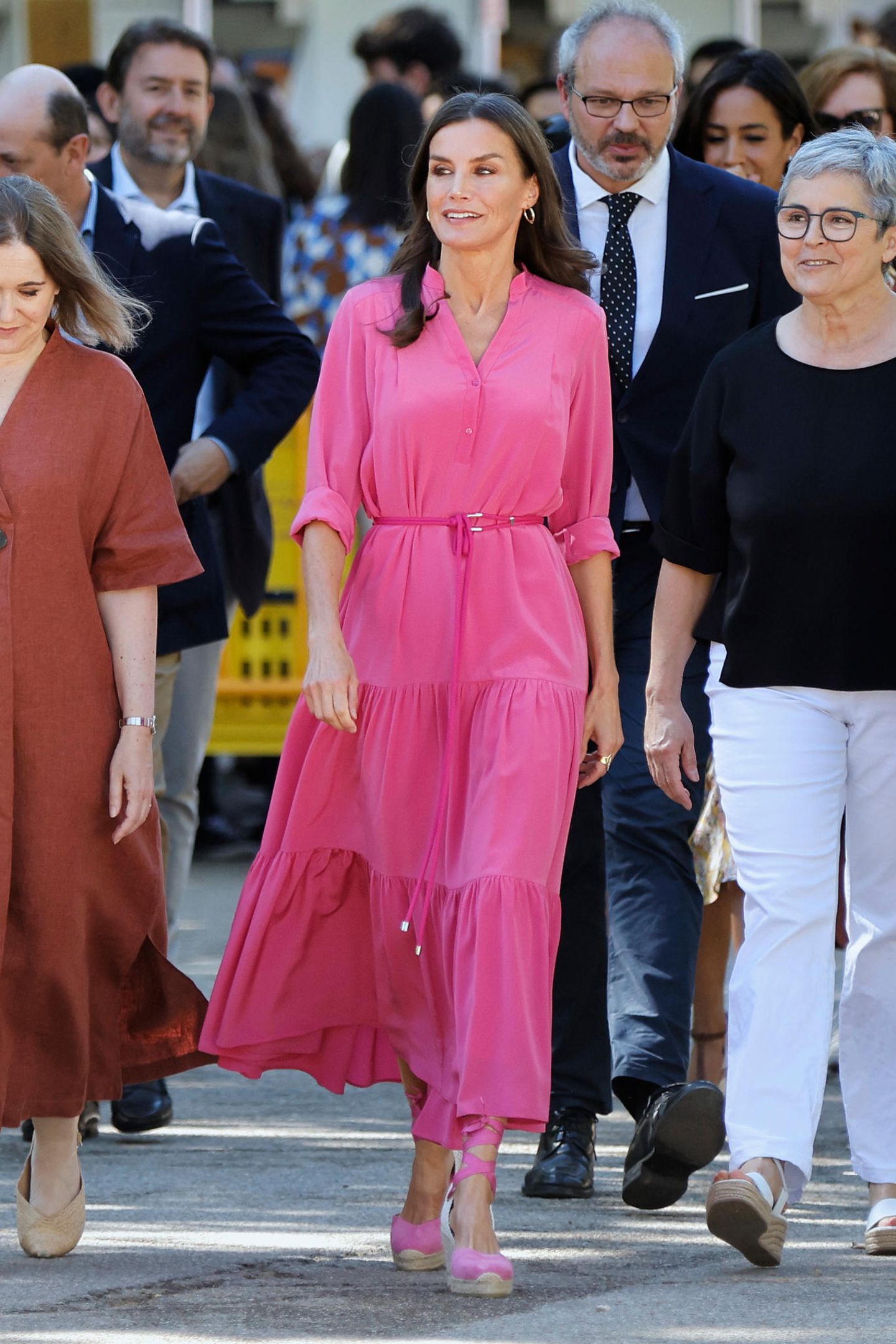 Im Sommer setzt Königin Letizia bekanntlich auf Farben. Bei bei der Eröffnung der 81. Buchmesse von Madrid strahlt sie in einem pinkfarbenen Midikleid. Als echte Fashionista wählt sie dazu auch Gürtel und Sandaletten mit Keilabsatz in der gleichen Farbe. An dem Look kann man sich gar nicht sattsehen.