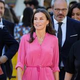 Im Sommer setzt Königin Letizia bekanntlich auf Farben. Bei bei der Eröffnung der 81. Buchmesse von Madrid strahlt sie in einem pinkfarbenen Midikleid. Als echte Fashionista wählt sie dazu auch Gürtel und Sandaletten mit Keilabsatz in der gleichen Farbe. An dem Look kann man sich gar nicht sattsehen.