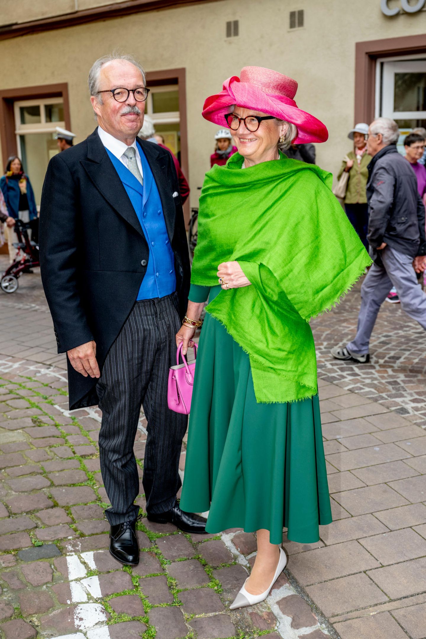 Die zwei sind nicht zu übersehen! Fürst Andreas und Fürstin Alexandra zu Leiningen setzen auf knallige Farben. Sie kombiniert unterschiedliche Grüntöne mit Pink; er setzt auf Schwarz und Azurblau.