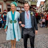 Mit Feder-Kopfschmuck und blauem Mantelkleid erscheint die Brautmutter Fürstin Elisabeth zu Löwenstein-Wertheim-Freudenberg zur Hochzeit. Erbprinz Ludwig zu Löwenstein-Wertheim-Freudenberg setzt ebenfalls auf Blau.