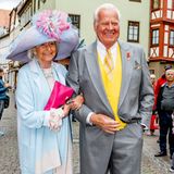 Bei dem riesigen Hut erkennt man fast gar nicht mehr, wer darunter steckt. Es ist Fürstin Leonille zu Ysenburg und Büdingen, die mit Prinz Michael-Benedikt von Sachsen-Weimar-Eisenach zur Kirche geht.