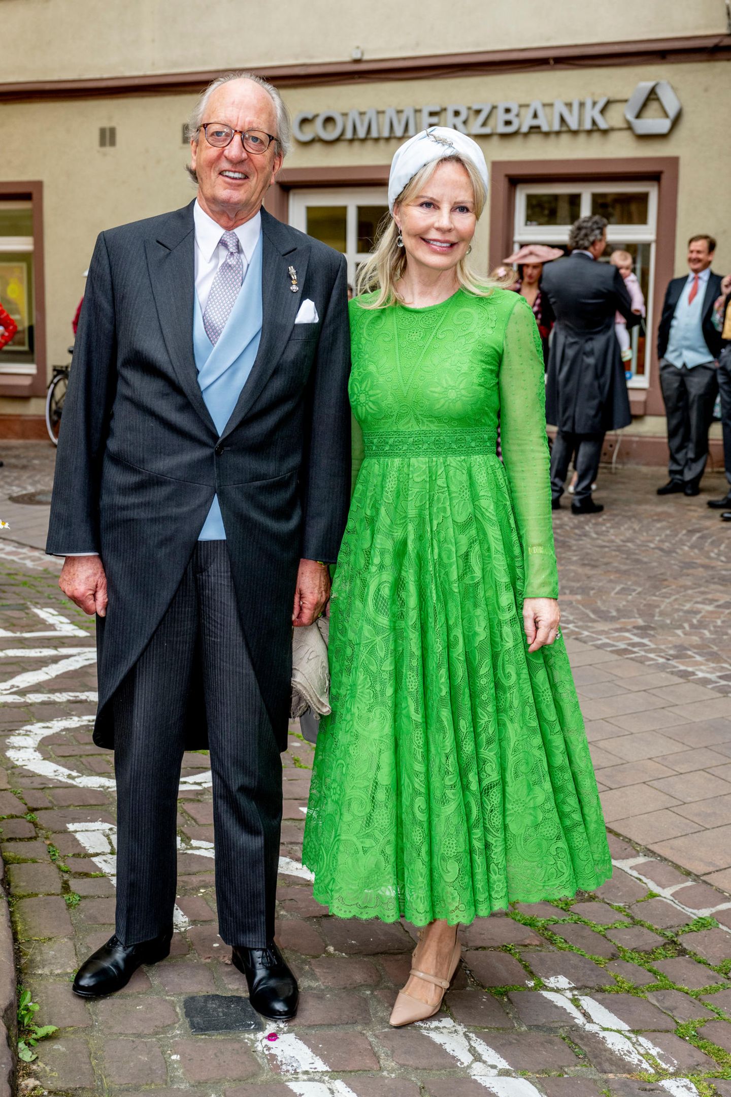 Auch Fürst Karl Friedrich und Fürstin Katharina von Hohenzollern sind zu Gast bei der royalen Hochzeit. Fürstin Katharina strahlt ebenfalls in einem grünen Kleid – ob sich die Gäste etwa abgesprochen haben?