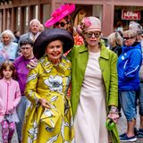 Diese Looks haben es in sich! Prinzessin Dagmar von Sachsen-Weimar-Eisenach (links) wählt für die Trauung ein gelbes Midikleid mit weißen Blumenprints. Auch bei ihr darf ein großer Hut nicht fehlen. 