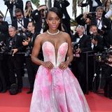 Schauspielerin Aja Naomi King sieht bei der Closing Ceremony in Cannes aus wie eine Disney-Prinzessin. Das rosafarbene Kleid mit Steinchen und Tüll passt perfekt zu ihrem Lippenstift.