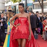 In einem roten Fokuhila-Kleid zeigt sich Model Maria Borges auf dem roten Teppich bei der Closing Ceremony in Cannes.