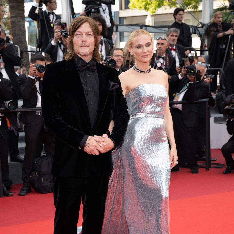 Norman Reedus und Diane Kruger halten auch auf dem Red Carpet Händchen. Während Norman einen Samt-Anzug trägt, setzt seine Frau auf ein silbernes Paillettenkleid mit Schleppe. Auch ihre Schuhe mit Schleife machen eine Menge her.