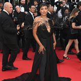 Der schwarze Jumpsuit mit Cape von Schauspielerin Kat Graham ist definitiv einer der Hingucker des Abends. 