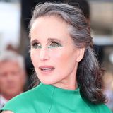 Bei der Closing Ceremony der 75. Filmfestspiele in Cannes trägt Andie McDowell ein Augen-Make-up, das nicht nur perfekt zu ihrem grünen Kleid passt, sondern auch sehr besonders ist. Statt einem Kajalstift trägt sie an der unteren Wasserlinie grüne Steine.