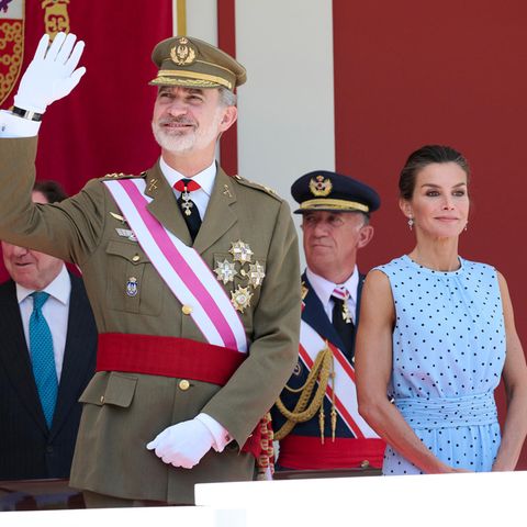 28. Mai 2022  Mit lächelnden Gesichtern werden König Felipe und Königin Letizia im spanischen Huesca gesichtet. Dort nehmen sie am "Tag der Streitkräfte" einen Termin im Dienste der Krone wahr und winken munter in die Menge.