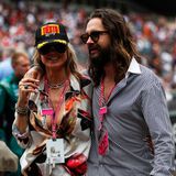 Arm in Arm suchen auch Heidi Klum und Tom Kaulitz einen Platz mit bester Sicht auf die Formel-1-Flitzer samt ihren röhrenden Motoren.
