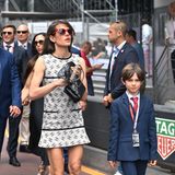 Von Kopf bis Fuß in Chanel gehüllt besucht Charlotte Casiraghi den F1 Grand Prix in Monaco. Sie setzt auf eine klassische Kombi aus Schwarz und Weiß; nur die rote Sonnenbrille fällt farblich auf. Mit dabei ist auch ihr Sohn Raphaël Elmaleh.