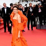 Cannes-Jury-Mitglied Deepika Padukone verzaubert die Gäste der "The Innocent"-Premiere in einem orangefarbenen Traumlook.