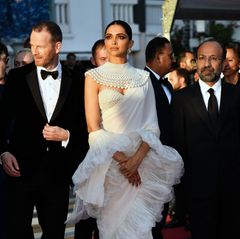 Jury-Mitglied Deepika Padukone sieht am letzten Abend in Cannes im mit Perlen geschmückten Glamour-Sari von Abu Jani-Sandeep Khosla einfach hinreißend aus.