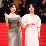 Hee-jin Choi und Joo-Young Lee sind die Stars des koreanischen Films "Broker". Beide bezaubern in eleganten Red-Carpet-Looks in Grau und Cremeweiß.