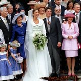 Fast futuristisch wirkt Prinzessin Marilènes Hochzeitskleid mit den großen Manschetten und  Bund im akkuraten Falten-Look. Der lange Tüllschleier bringt aber die ausgleichend romantische Komponente in den Brautlook.