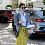 Oben Büro-Style, unten Sommer-Look: Maggie Gyllenhaal kombiniert ihren grauen 80s-Blazer mit Rock und bequemen Latschen. Etwas Luxus muss aber sein: Die sommerliche Handtasche stammt von Dior.