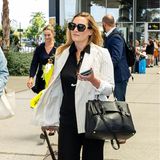 Auch Kate Winslet ist zu Gast in Cannes, für ihre Reise dorthin hat sich die Oscarpreisträgerin einen lässigen Look in Schwarz ausgesucht, den sie mit einem weißen Nadelstreifenblazer kombiniert.