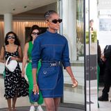 Im Denim-Dress mit passender Handtasche zeigt sich Marvel-Star Letitia Wright vor ihrem Hotel in Cannes besonders lässig.