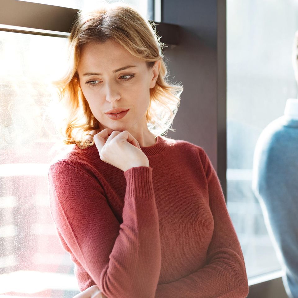 Negging: Frau wendet sich einen Mann ab