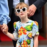 Ganz schön cool! Bei Formel 1-Rennen im Fürstentum zeigt sich Gabriella von Monaco als stylische Mini-Fashionista. Mit großer weißer Sonnenbrille, schicker Flechtfrisur und einem trendigen Blumenkleid von Dolce & Gabbana tritt sie definitiv in die Fußstapfen ihrer modebewussten Mutter Charlène.