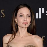 2021  Jolies Look für die "Eternals"-Premiere in Los Angeles scheint von ihrer Rolle der unsterblichen Kämpferin Thena in dem neuen Marvel-Film inspiriert zu sein. Auffällig ist ihre goldene Lippenmanschette der US-Schmuckdesignerin Nina Berenato.