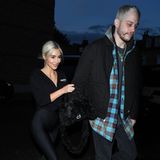 Liebe geht ... über den Kopf. Zumindest, wenn es nach Kim Kardashian und Pete Davidson geht. Die schweben ganz offensichtlich immer noch auf Wolke sieben und zeigen sich jetzt auch mit gemeinsamer Pärchen-Haarfarbe. Während Kim ihre dunkle Mähne bereits für die Met-Gala blondierte, zieht Pete nun mit superhellen Haaren nach. Nur beim Outfit für die Date-Night fahren beide ihren eigenen Kurs: Kim setzt auf eine enge Glitzerhose und eine kurze Balenciaga-Sweatjacke, Pete bleibt seinem Casual-Look treu und stylt ein Holzfällerhemd zu weißen Sneakern. 
