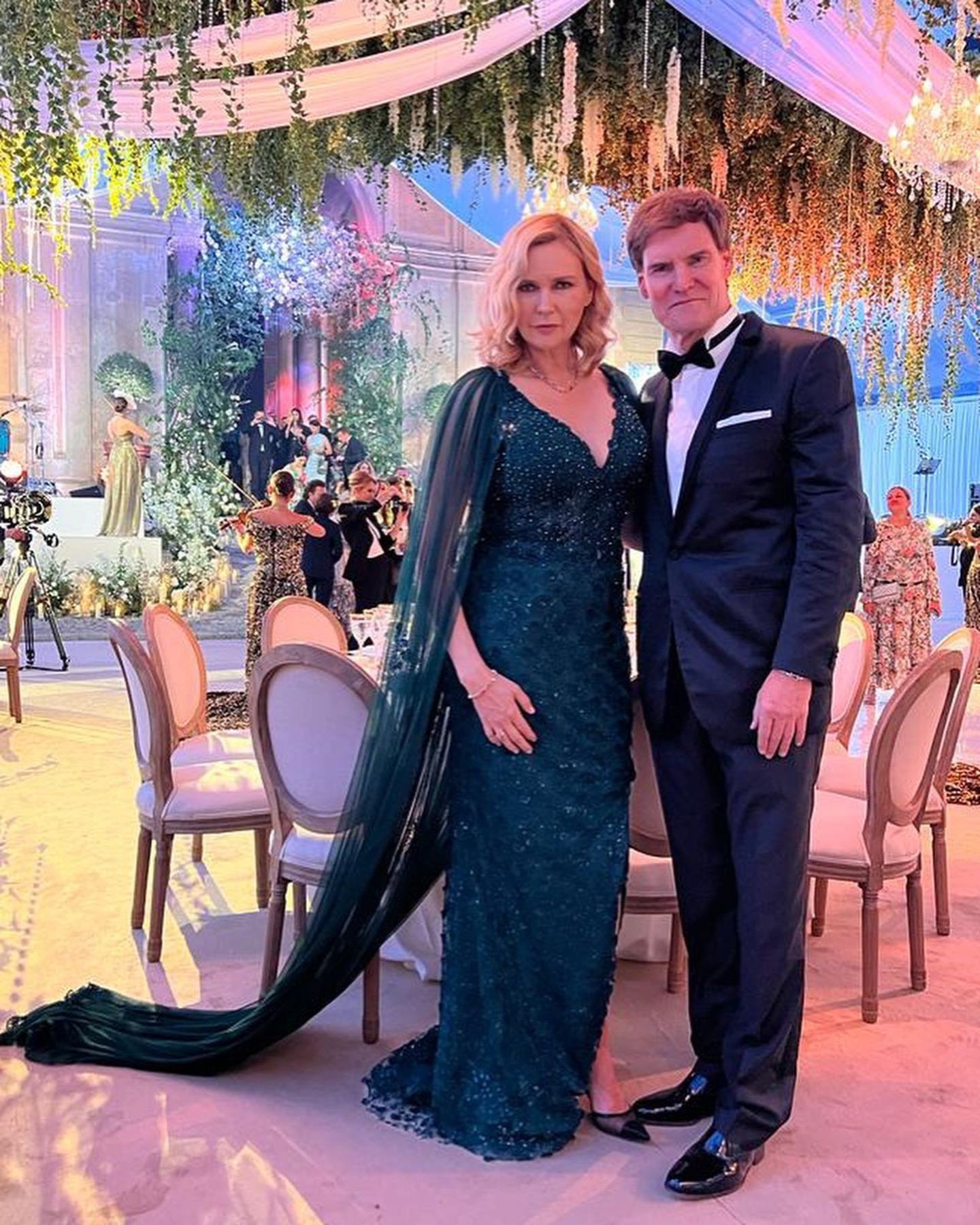 Veronica Ferres und ihr Mann Carsten Maschmeyer sind in Rom zu Gast bei einer Hochzeit von Freunden. Die Looks der beiden sehen dabei mindestens genauso eindrucksvoll aus wie das Setting der Hochzeitslocation.