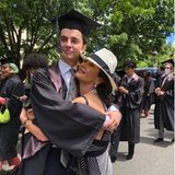 Er ist nicht nur groß, sondern richtig erwachsen geworden! Catherine Zeta-Jones hat jeden Grund stolz zu sein. Auf Instagram postet sie ein Bild von sich und ihrem Sohn Dylan – der inzwischen 21-Jährige hat jetzt nämlich seinen Uni Abschluss von der Brown University in der Tasche. 