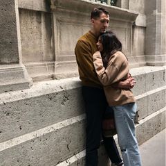 "Viel Amour in der Stadt d'amour". Genau das zeigen Lilli Hollunder und ihr Freund René Adler auch auf Instagram. Bei ihrem Städtetrip nach Paris zeigen sie sich im Fast-Partnerlook – beide tragen ein braunes Sweatshirt, Jeans und ähnliche Sneaker.