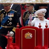 Prinz Charles, Prinz Philip und Queen Elizabeth betrachten das britische Volk beim Vorbeifahren.