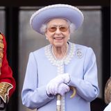 Die Queen lächelt auf dem Balkon.
