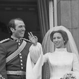 Prinzessin Anne und ihr Mann Mark Philip winken ihrem Volk.