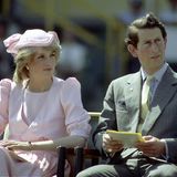 Prinzessin Diana und Prinz Charles schauen zu ihrer linken Seite.