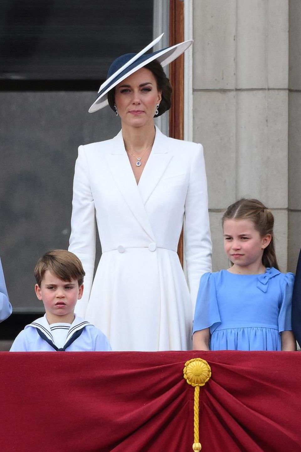 Endlich ist es so weit! Großbritannien feiert den Geburtstag von Queen Elizabeth mit der „Trooping the Color“-Parade, bei der Herzogin Catherine natürlich nicht fehlen darf. Zu ihrem weißen Mantelkleid von Alexander McQueen trägt sie einen großen Fascinator von Philip Treacy. Beim Schnitt ihres Kleides geht Kate an dem wichtigen Tag kein Risiko ein: Ähnliche Kleider besitzt die Herzogin bereits in bunten Farben wie Grün und Rot. Endlich ist es so weit! Großbritannien feiert den Geburtstag von Queen Elizabeth mit der „Trooping the Color“-Parade, bei der Herzogin Catherine natürlich nicht fehlen darf. Zu ihrem weißen Mantelkleid von Alexander McQueen trägt sie einen großen Fascinator von Philip Treacy. Beim Schnitt ihres Kleides geht Kate an dem wichtigen Tag kein Risiko ein: Ähnliche Kleider besitzt die Herzogin bereits in bunten Farben wie Grün und Rot.