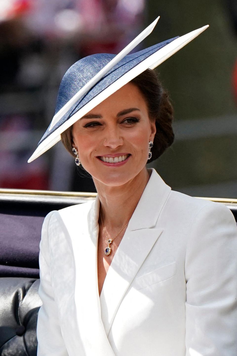 Wie bei so vielen wichtigen Events trägt Kate ihre hängenden Saphir-Ohrringe mit passender Kette, die – genau wie der dazu passende Verlobungsring – früher Prinzessin Diana gehörten. Ihre Haare trägt die Herzogin unter ihrem Fascinator in einem eleganten, tiefen Dutt.