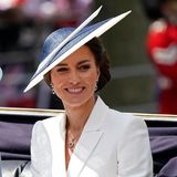 Wie bei so vielen wichtigen Events trägt Kate ihre hängenden Saphir-Ohrringe mit passender Kette, die – genau wie der dazu passende Verlobungsring – früher Prinzessin Diana gehörten. Ihre Haare trägt die Herzogin unter ihrem Fascinator in einem eleganten, tiefen Dutt.