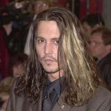 2001  Bei der Premiere des Films "Blow" in Hollywood trägt Johnny seine Haare so lang, wie noch nie zuvor. Die Locken fallen ihm über die Schultern und er trägt eine breite blonde Strähne.