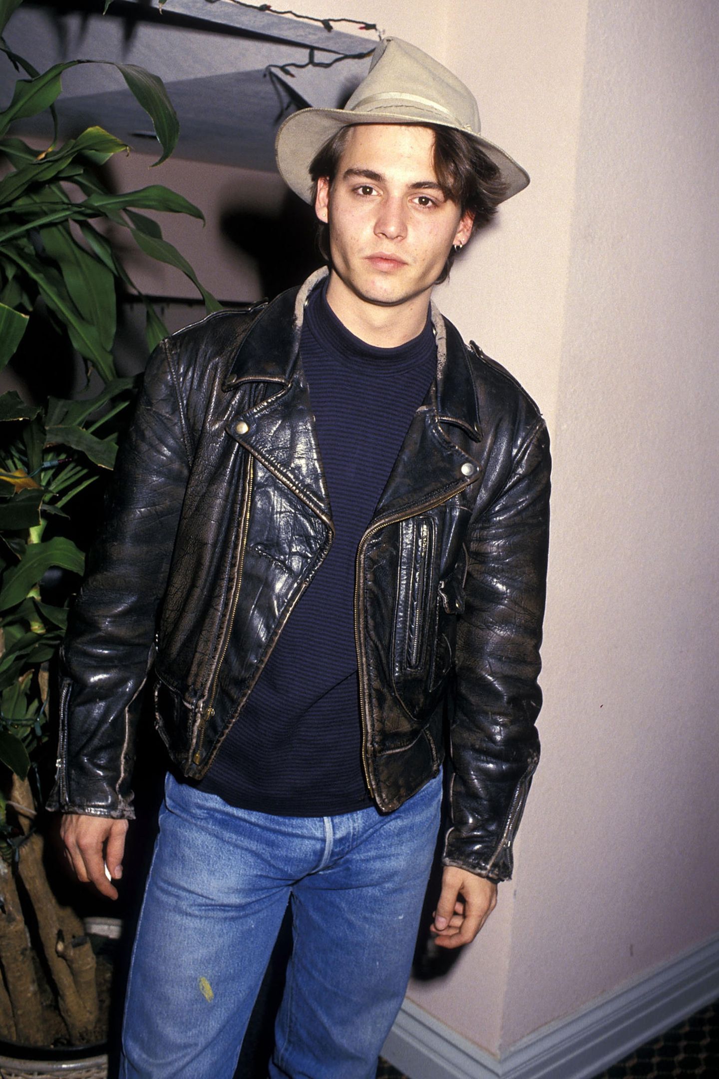 1987  Mit 16 Jahren kommt der in Kentucky geborene Johnny Depp nach Los Angeles, erstmals um Gitarre bei der Band "The Kids" zu spielen. Doch als er Nicolas Cage kennenlernt, rät dieser ihm, es doch als Schauspieler zu versuchen...