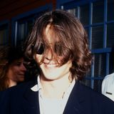 1992  Johnny macht sich nach und nach einen Namen für seinen lässigen und rockigen Look. Bei einer Awardshow im Jahr 1992 trägt er seine gelockte Matte lang und lässt sie cool ins Gesicht hängen.